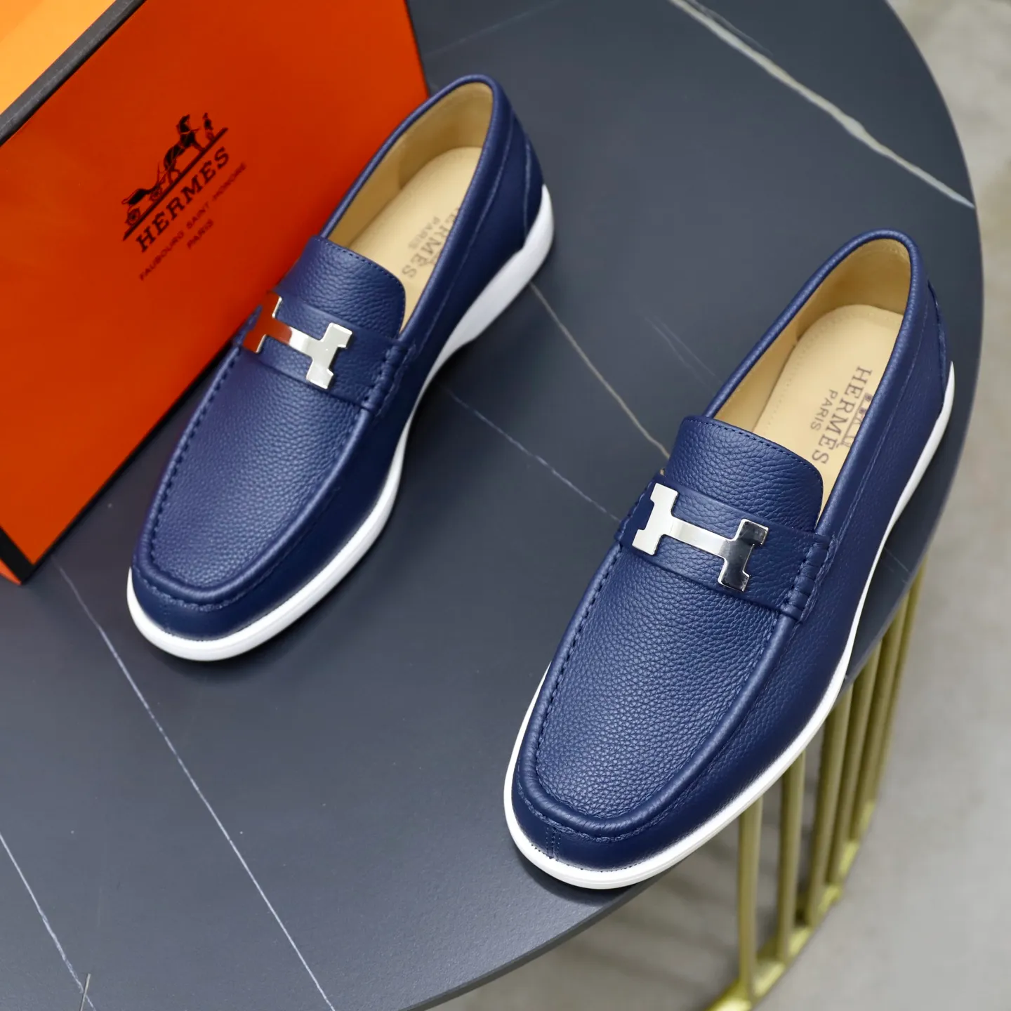 Ex-factory price: 560💰Hermès/Hermès slip-on men's shoes. This shoe is made of imported pebbled cowhide. It has simple and smooth lines and is combined with aerodynamically designed 3CM rubber foam ultra-light soles! Youthful and fashionable, classic H-shaped hardware buckle decoration, calf lining gently wraps the feet, with logo cowhide feet, casual and urban style, highlighting youthful vitality, sports and leisure version, super versatile, code number: 38-39-40-41-42-43-44 standard leather shoe size (45 can be customized but does not support returns)